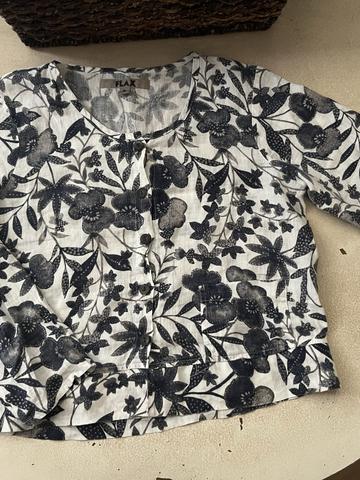 Floral linen pocket button top