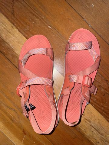 Lowdown sandals in coral