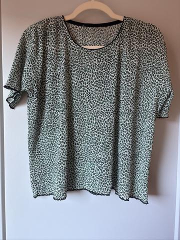 Green leopard baby tee