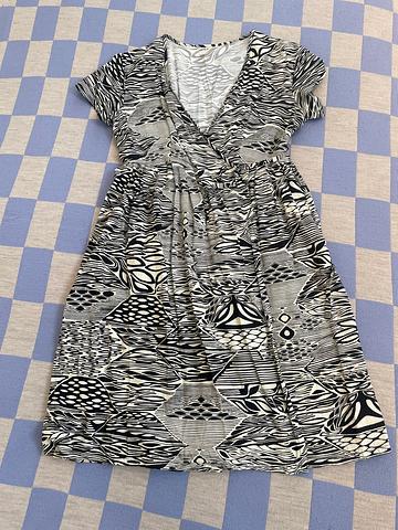 Mociun wrap dress / graphic print
