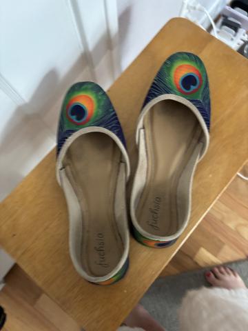 Fuchsia brand peacock flats