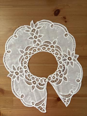 Lace collar