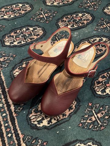 Strappy clogs