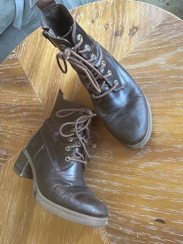 women’s heeled boots