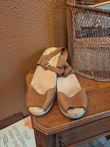 Heeled clogs