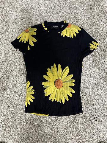 Black Top with Daisy