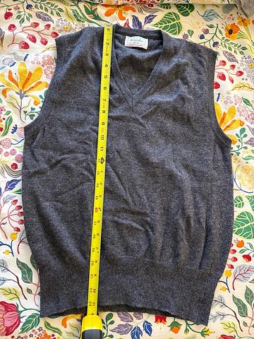 Vintage v-neck sleeveless sweater vest