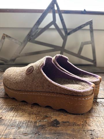Squiggle Platform Clogs