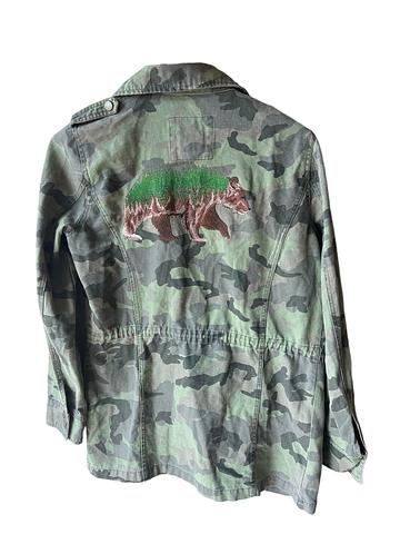 jacket with grizzly bear embroidered design. Medium