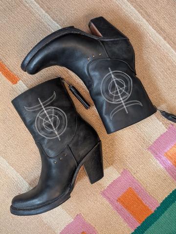 Alley Symbol Boot