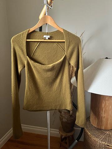 Square neck wool top