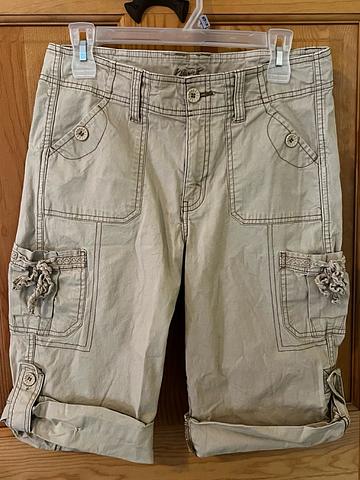 Kikit khakis
