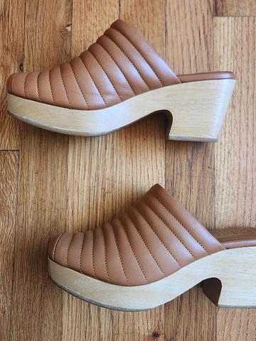 Ribbed clog