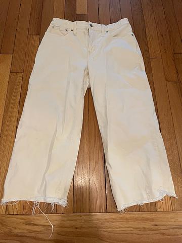 White frayed hem jeans