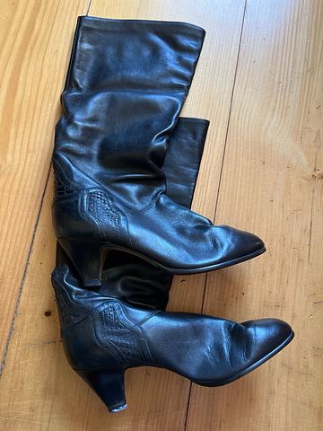 Black kitty heel boots