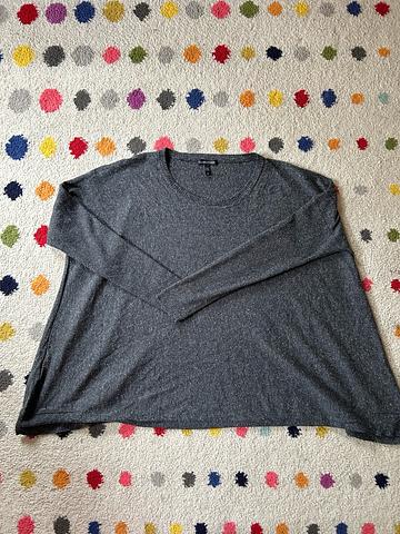 Thin sweater/top