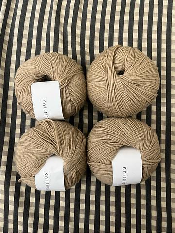 4 balls of kfo Merino Wool
