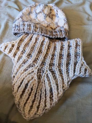 Knit hat and cowl set