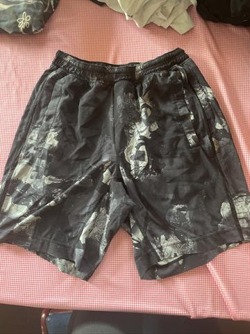 Men’s black and gray industrial print athletic shorts