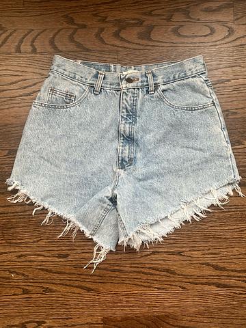 Classic daisy dukes 🌼 🍑