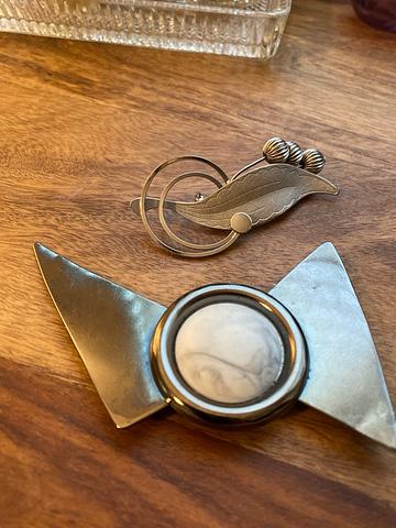 Brooch pins
