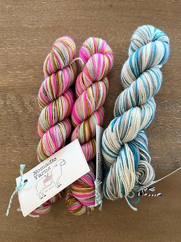 Self-striping sock yarn