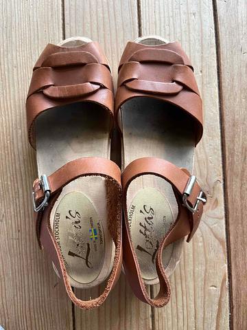 Peep toe sandals