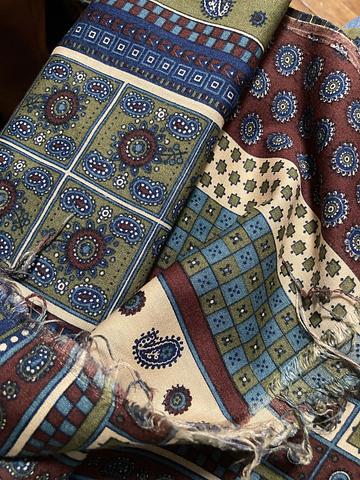Lightweight paisley woven fabric