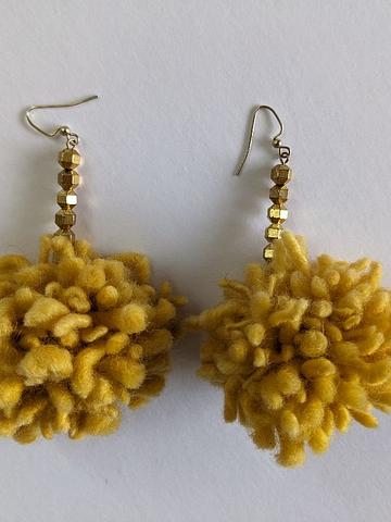 Pompom earrings