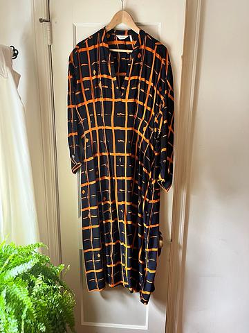 Diamond dot print fluid dress