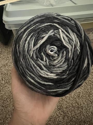 Wool yarn black & white