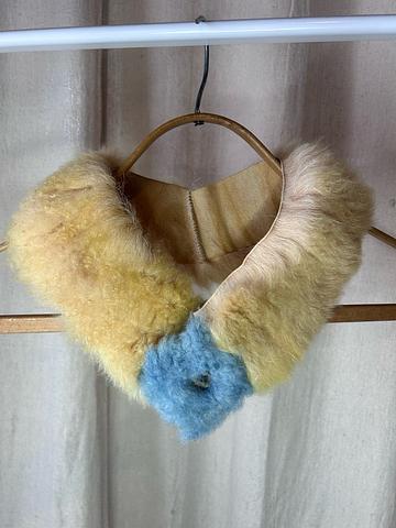 Naturally dyed sheepskin collar
