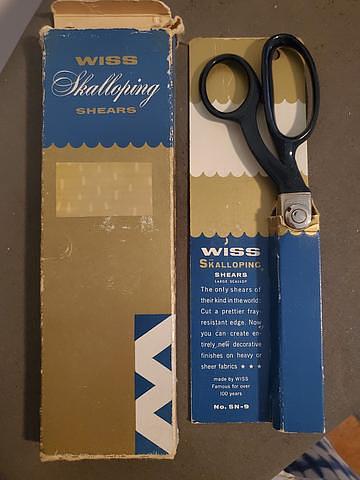 Scalloping shears