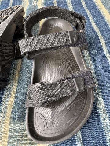 Black sporty sandals