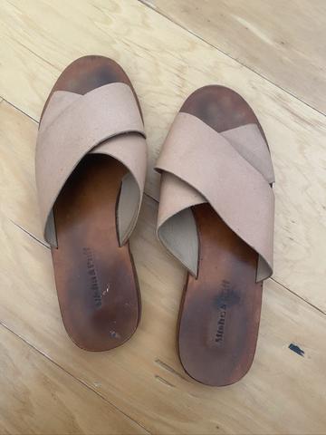 Crossover flat sandals