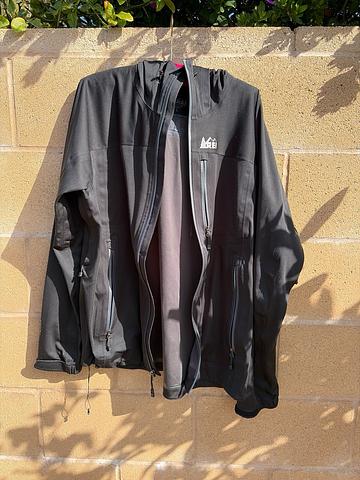 Hooded rain jacket