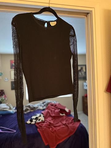 Top with Lace / Fishnet Sleeves