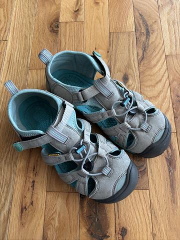 Athletic sandals