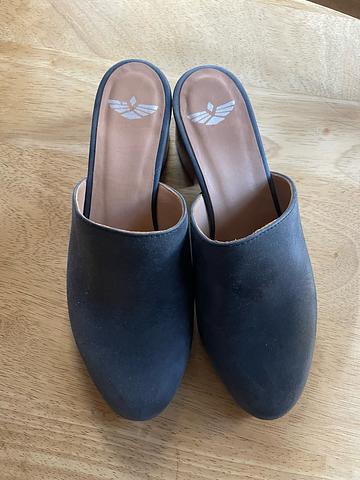 Leather mules