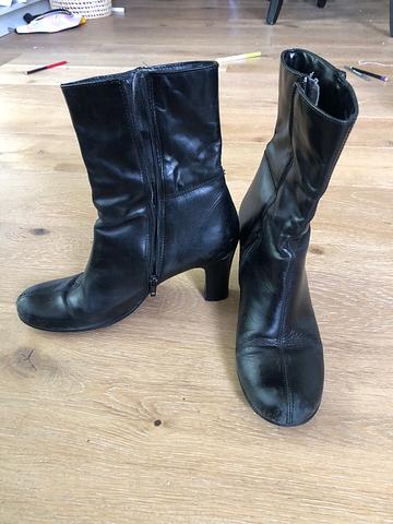 Black heeled boots