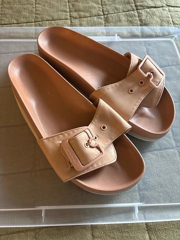 Flatform buckle slides