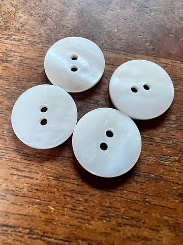 Pearly White River Shell Buttons 18mm