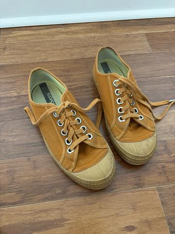 Plimsolls