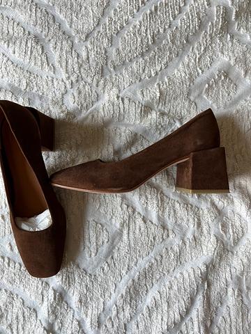 Villa Square Heel, Suede Pumps