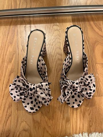 Peep toe heels with bow