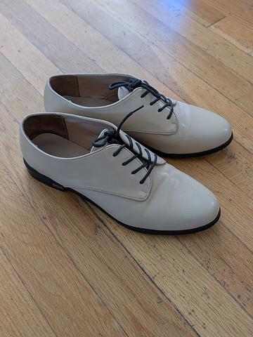 Beige/off-white patent leather Oxford shoes size 9