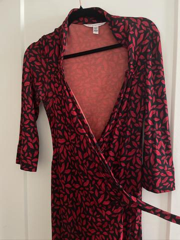 Silk stretchy wrap dress with lipstick print