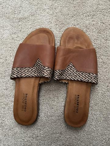 Leather sandal slides