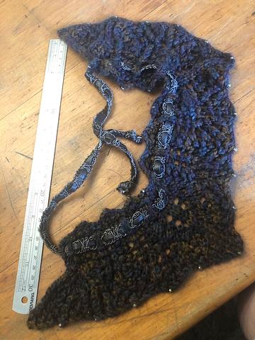 Knit lace and beads collar