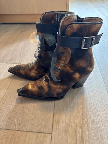 Cubist cupcake boots